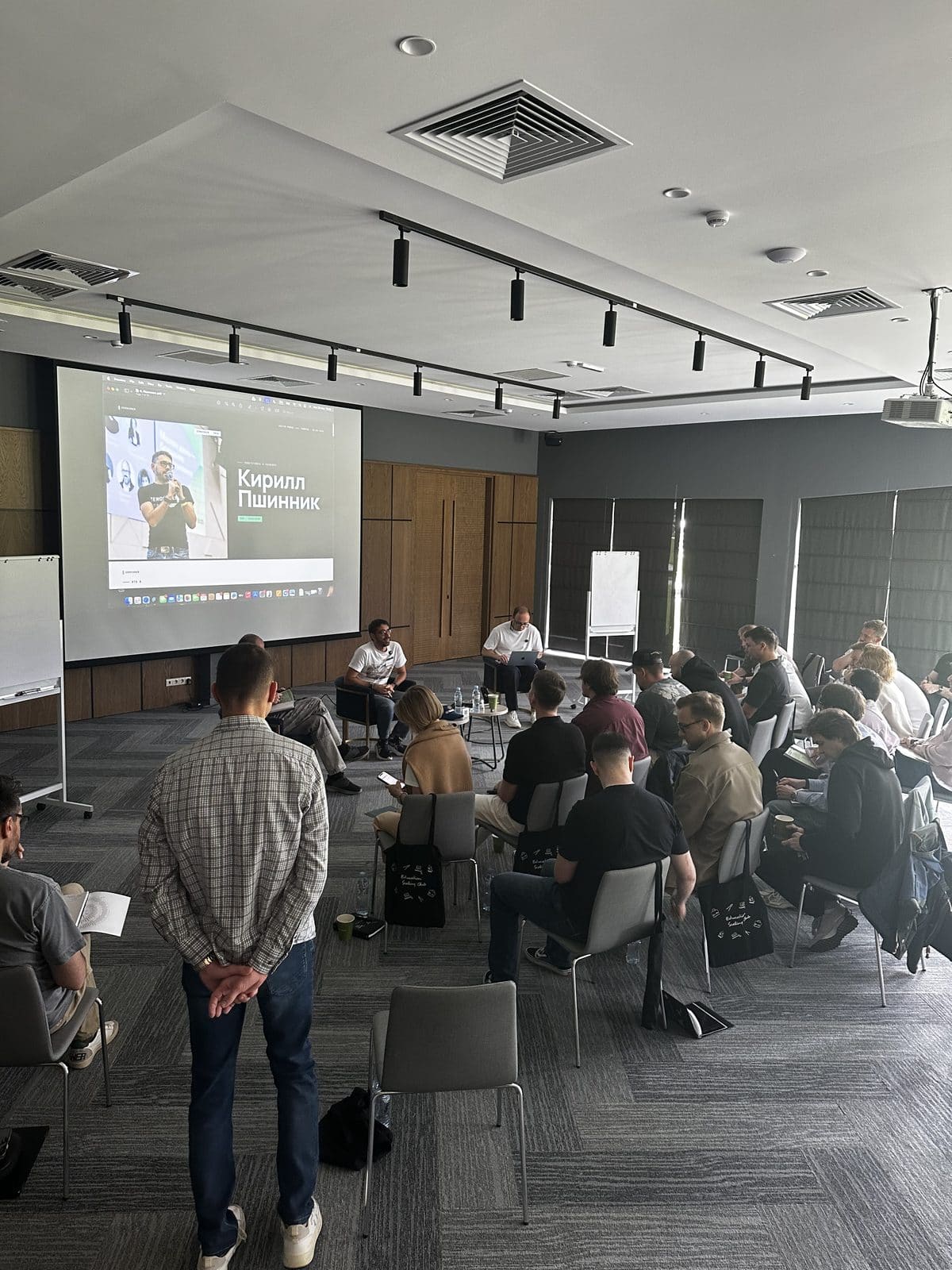 Разбор на выезде Scaling Club: зал слушает участника, на экране — резидент Кирилл Пшинник